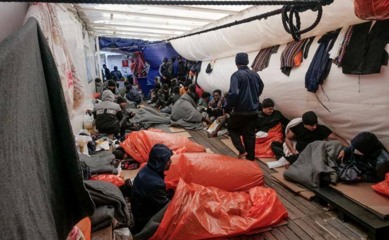 Migrantes rescatados la semana pasada por el barco Ocean Viking en el Mediterráneo Central, antes de desembarcar en puerto francés.