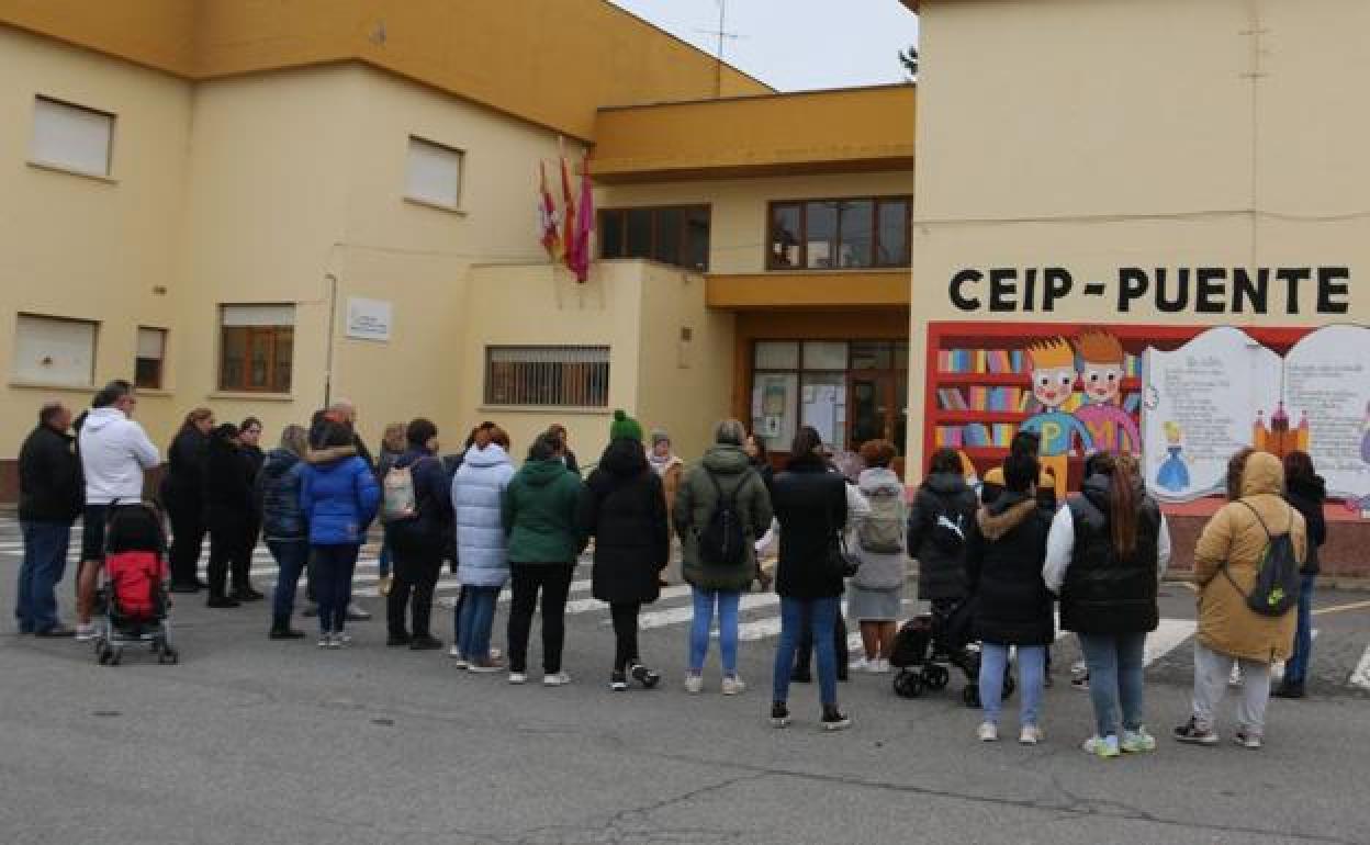 Reunión de padres de alumnos a las puertas del centro el pasado lunes.