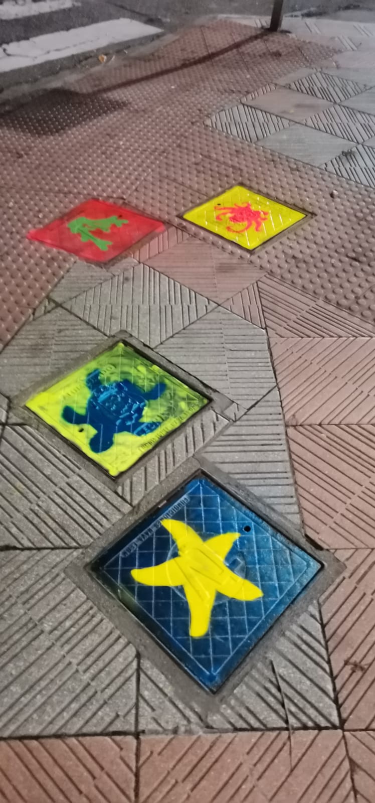 Una iniciativa de artes plásticas sirve para acometer la pintura de las alcantarillas de la ciudad | «Gran parte de lo que acaba en las alcantarillas, puede llegar hasta el mar, y contaminarlo», recuerdan los impulsores de la iniciativa. 