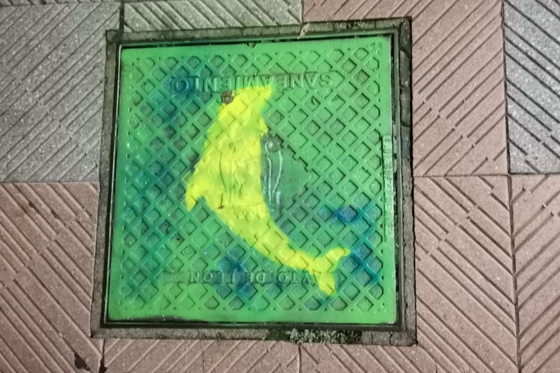 Una iniciativa de artes plásticas sirve para acometer la pintura de las alcantarillas de la ciudad | «Gran parte de lo que acaba en las alcantarillas, puede llegar hasta el mar, y contaminarlo», recuerdan los impulsores de la iniciativa. 