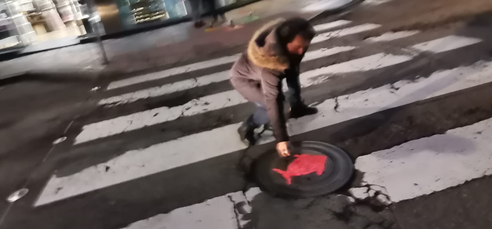 Una iniciativa de artes plásticas sirve para acometer la pintura de las alcantarillas de la ciudad | «Gran parte de lo que acaba en las alcantarillas, puede llegar hasta el mar, y contaminarlo», recuerdan los impulsores de la iniciativa. 