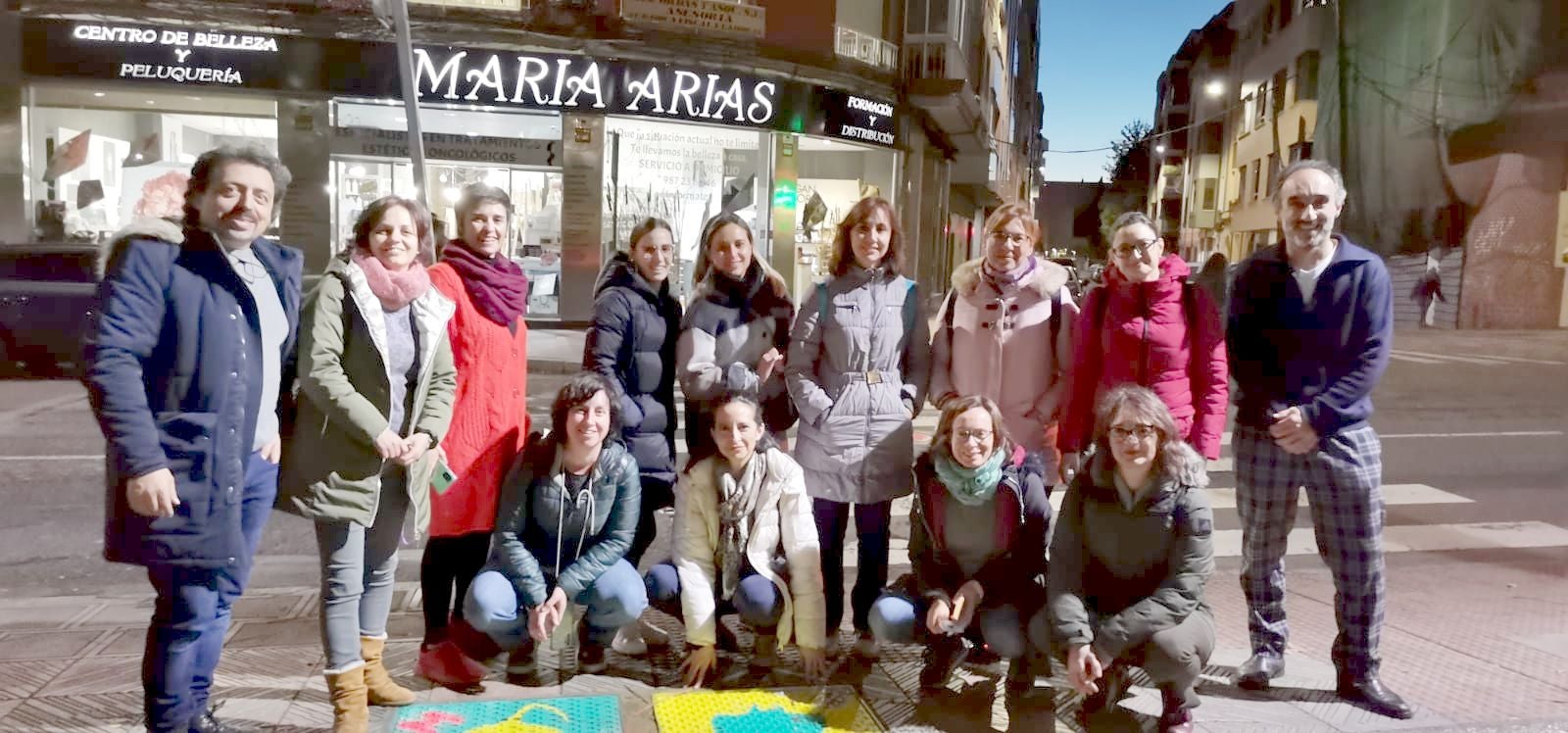 Una iniciativa de artes plásticas sirve para acometer la pintura de las alcantarillas de la ciudad | «Gran parte de lo que acaba en las alcantarillas, puede llegar hasta el mar, y contaminarlo», recuerdan los impulsores de la iniciativa. 