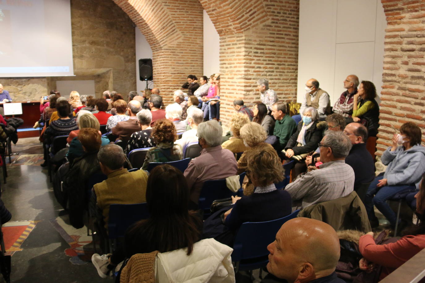 María Jesús García Armesto aborda la temática de las joyas del Reino de León.