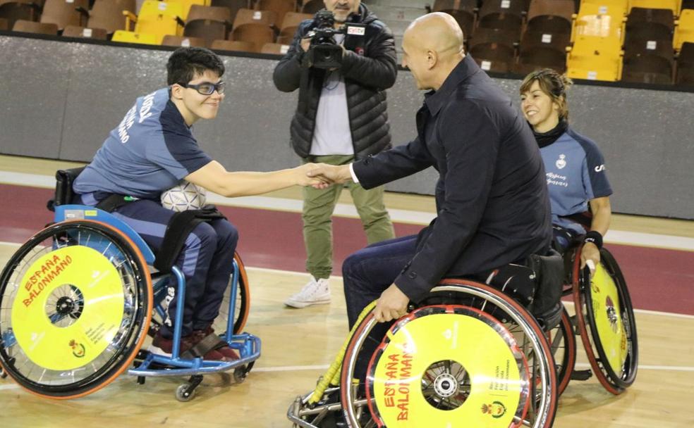 El alcalde de León, que experimentó su propia piel la dificultad de jugar a balonmano en silla de ruedas, saluda a uno de los integrantes del equipo nacional.