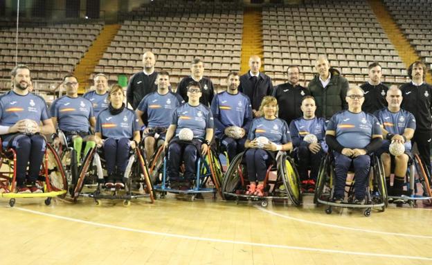 Galería. Foto de familia del combinado nacional junto a las autoridades de la capital leonesa.