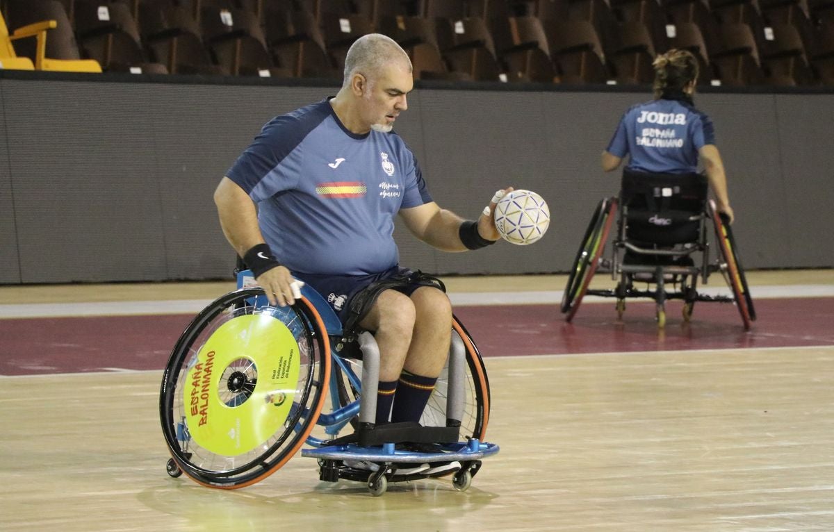 La selección nacional de balonmano en silla de ruedas finaliza su concentración en León antes de acudir al Mundial de Portugal que empieza el viernes