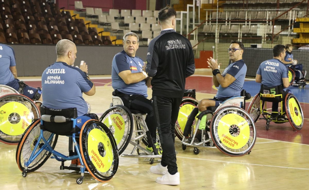 La selección nacional de balonmano en silla de ruedas finaliza su concentración en León antes de acudir al Mundial de Portugal que empieza el viernes