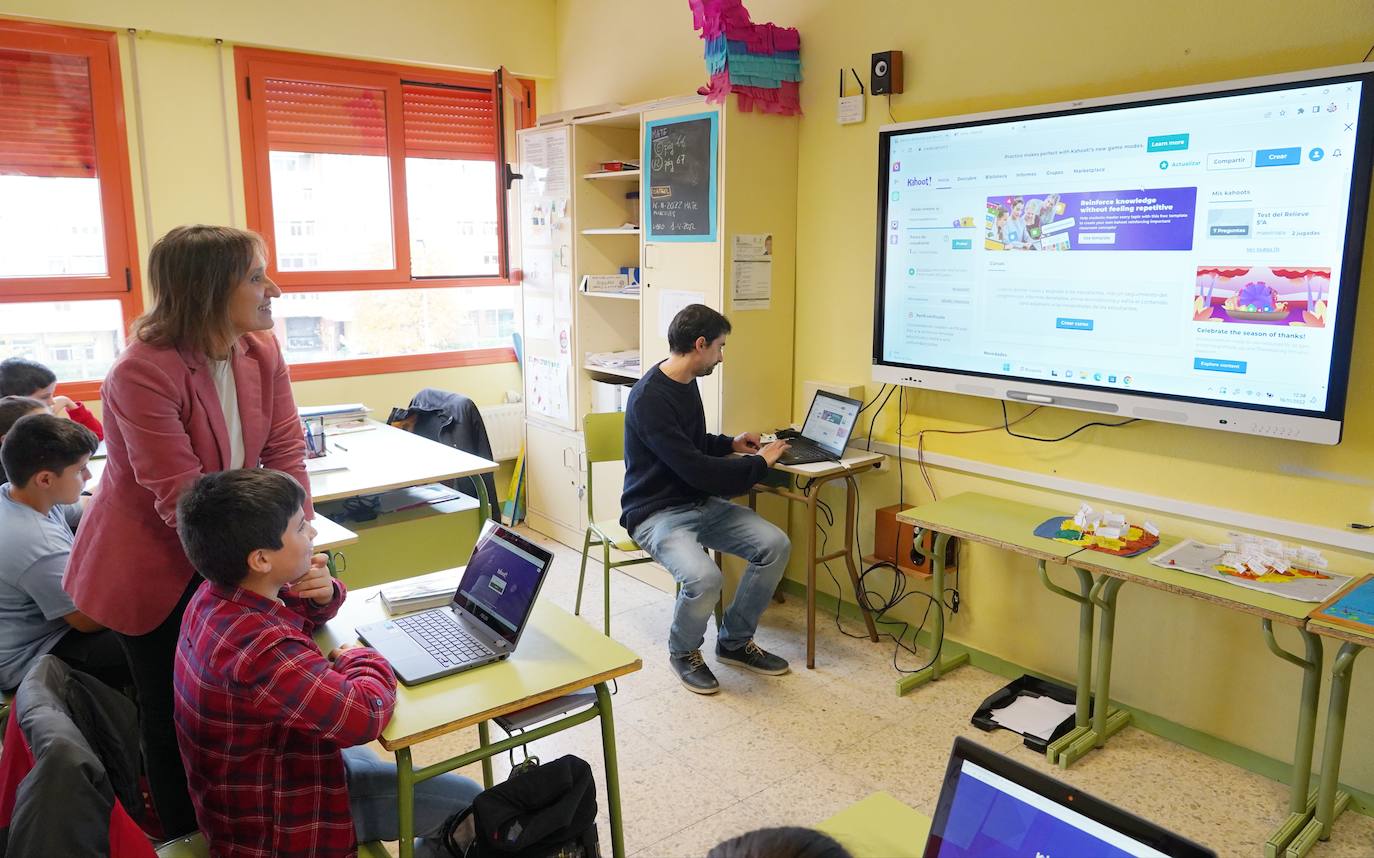 La consejera de Educación, Rocío Lucas, visita el colegio 'Federico García Lorca', donde ofrece datos sobre las últimas inversiones realizadas en tecnología por su departamento.