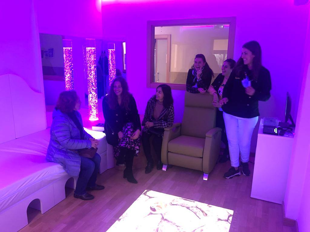 la delegada territorial de la Junta en León, Ester Muñoz, durante su visita al Centro de Día 'La Senda' de Salud Mental León. 