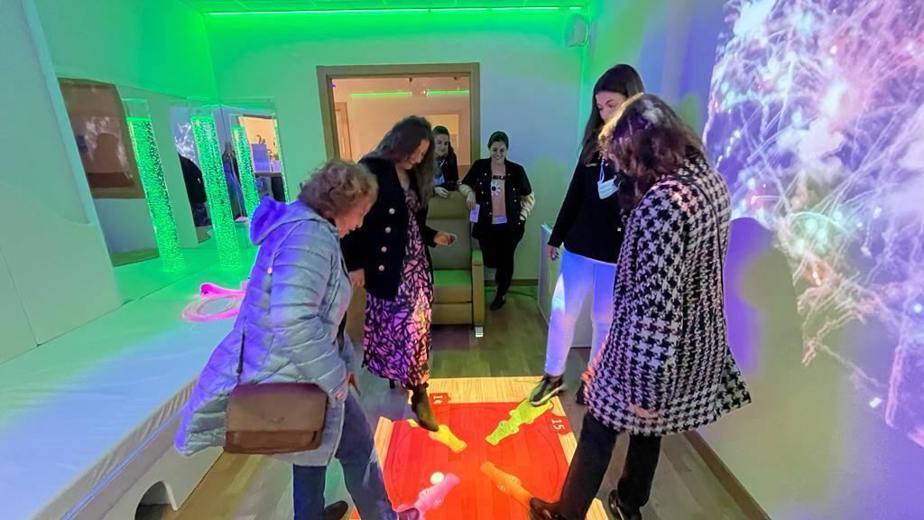 la delegada territorial de la Junta en León, Ester Muñoz, durante su visita al Centro de Día 'La Senda' de Salud Mental León. 