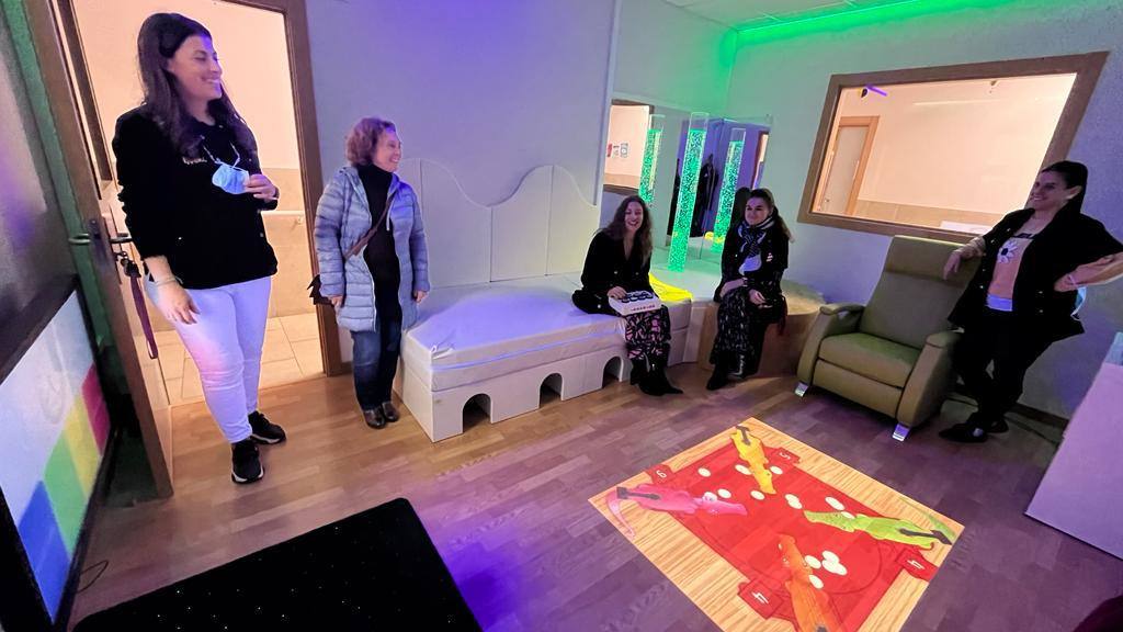 la delegada territorial de la Junta en León, Ester Muñoz, durante su visita al Centro de Día 'La Senda' de Salud Mental León. 