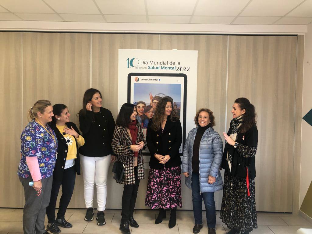 la delegada territorial de la Junta en León, Ester Muñoz, durante su visita al Centro de Día 'La Senda' de Salud Mental León. 
