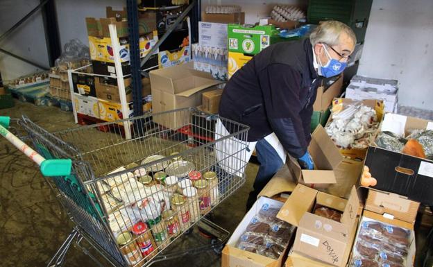 Un volutnario del Banco de Alimentos de León durante la Gran Recogida del pasado año. 