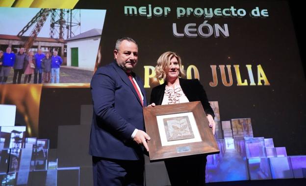 Acto de entrega de los X Premios La Posada de El Mundo-Diario de Castilla y León. El presidente de la Diputación de León Eduardo Morán entrega el premio a mejor proyecto de la provincia a Pozo Julia.