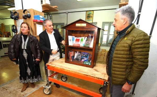 El director general de Asprona Bierzo, Valentín Barrio (C), junto al coordinador de proyectos de A Plena Cultura, Santiago Asenjo (D), y la presidenta del Instituto de Estudios Bercianos, Patricia Pérez, durante presentación del proyecto 'Biblioteca de libros libres'.