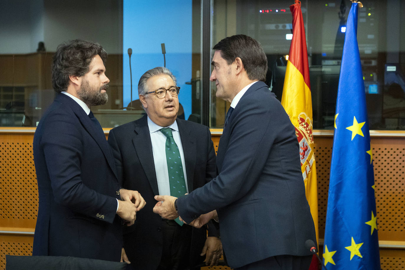 El consejero de Medio Ambiente, Vivienda y Ordenación del Territorio, Juan Carlos Suárez-Quiñones, mantiene reuniones en el Parlamento Europeo para informar sobre el impacto que están teniendo las políticas del Gobierno de España sobre el lobo para el medio rural, la biodiversidad, el sector primario y, particularmente, la ganadería extensiva.