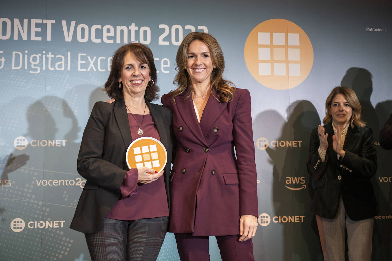 Pilar Sainz, directora General de Comunicación y RRII de Vocento junto a Zaida San Pedro, Subdirectora General de Servicios a Consejerías y Administración Digital de la Comunidad de Madrid, Mejor CIO del año.