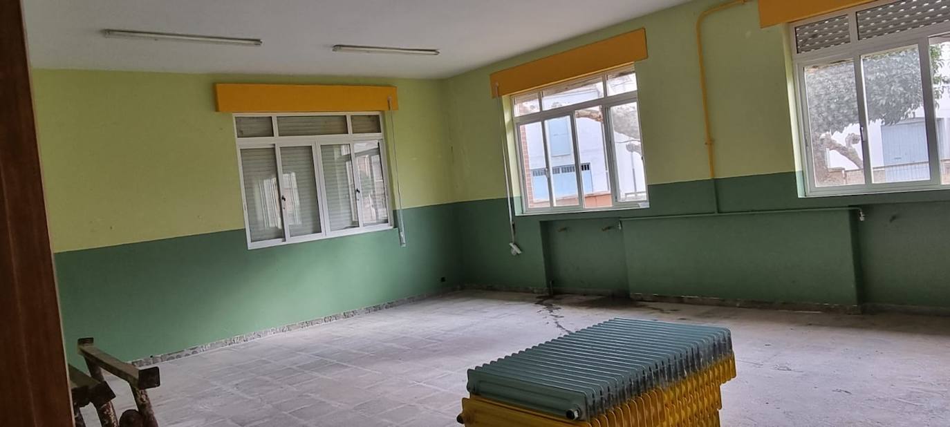 La demolición del interior de las escuelas de Quintana del Marco para convertirlas en un tanatorio.