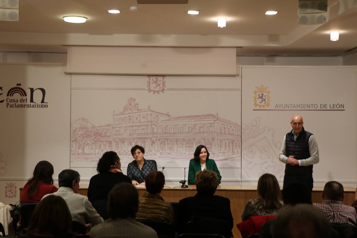 El Psoe de León cierra su ciclo de conferencias por los 40 años de la victoria de Felipe González con una charla impartida por la diputada nacional Andrea Fernández y la profesora Elena Aguado sobre la justicia social en España.