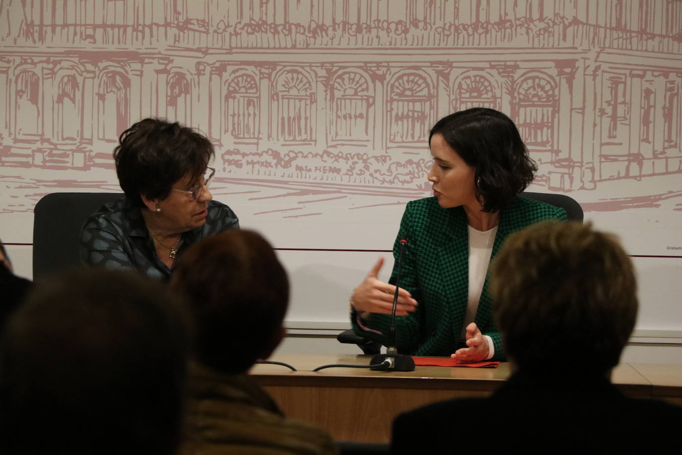 El Psoe de León cierra su ciclo de conferencias por los 40 años de la victoria de Felipe González con una charla impartida por la diputada nacional Andrea Fernández y la profesora Elena Aguado sobre la justicia social en España.