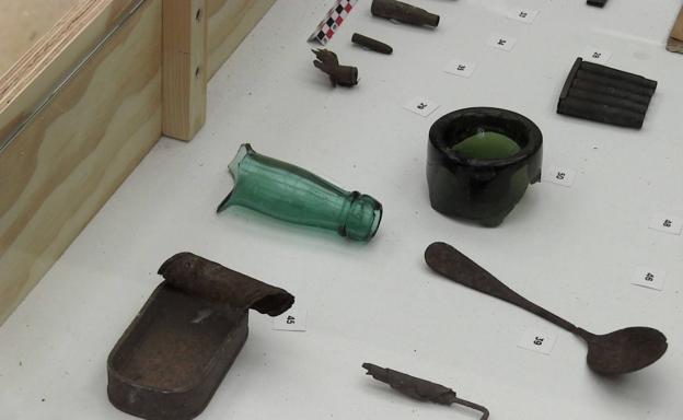 Los objetos encontrados en la exhumaciones y excavaciones son los que dan información para continuar con la investigación. 