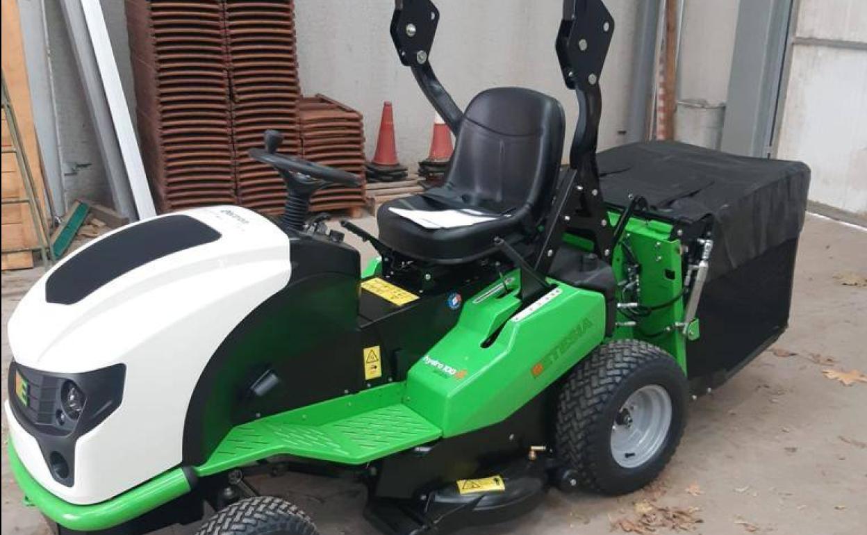 El nuevo tractor cortacésped del Ayuntamiento de Santa María del Páramo.