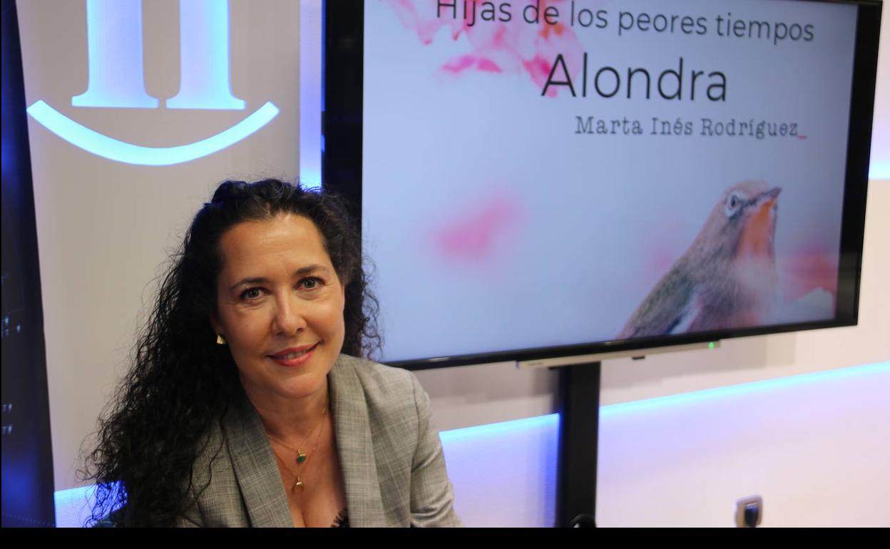 Alondra. Hijas de los Peores Tiempos está escrito por Marta Inés Rodríguez y es su primera novela. 