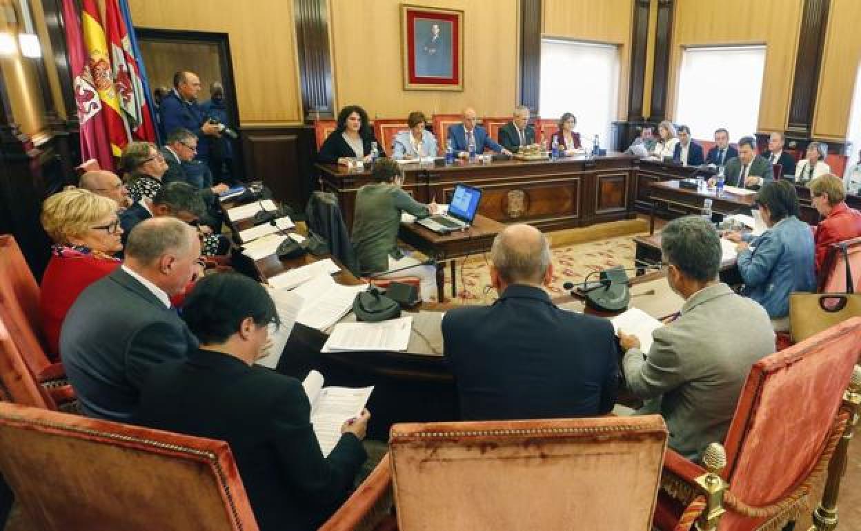 Pleno municipal en el Ayuntamiento de León.