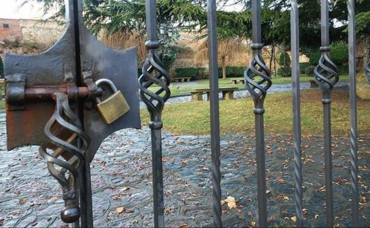 Imagen deun parque cerrado por efecto del viento. 