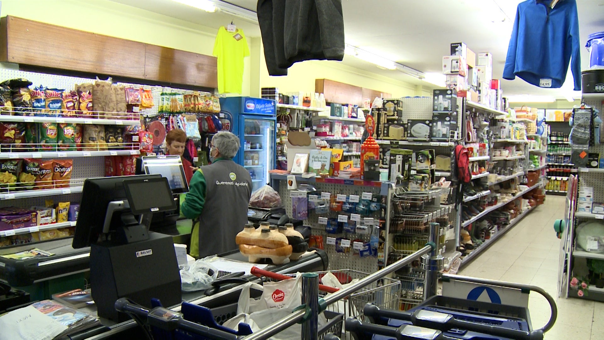 Cuni, regente del supermercado de Villamanín, ofrece sus servicios a toda la Montaña Central
