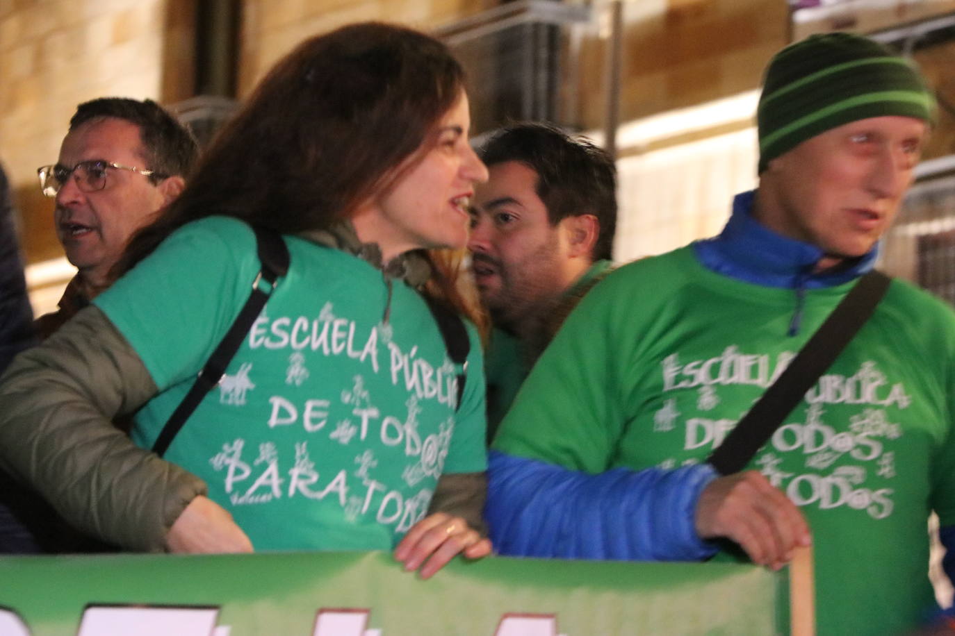 La Plataforma en defensa de la educación pública retoma tras la pandemia las concentraciones frente a Botines | Más de medio centenar de personas han exigido a la dirección provincial de educación el cumplimiento de las ratios y la atención a alumnos con necesidades educativas