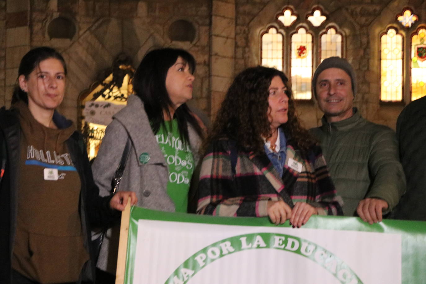 La Plataforma en defensa de la educación pública retoma tras la pandemia las concentraciones frente a Botines | Más de medio centenar de personas han exigido a la dirección provincial de educación el cumplimiento de las ratios y la atención a alumnos con necesidades educativas