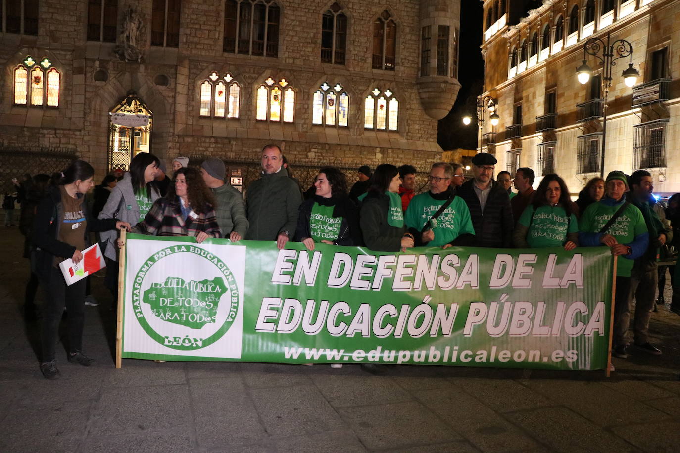 La Plataforma en defensa de la educación pública retoma tras la pandemia las concentraciones frente a Botines | Más de medio centenar de personas han exigido a la dirección provincial de educación el cumplimiento de las ratios y la atención a alumnos con necesidades educativas