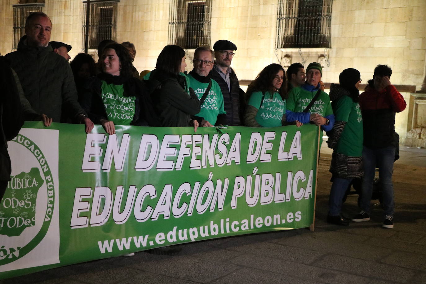 La Plataforma en defensa de la educación pública retoma tras la pandemia las concentraciones frente a Botines | Más de medio centenar de personas han exigido a la dirección provincial de educación el cumplimiento de las ratios y la atención a alumnos con necesidades educativas