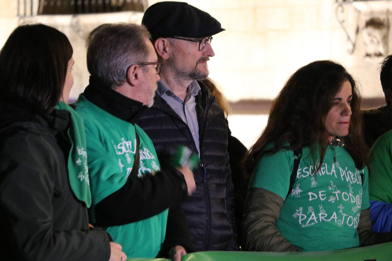 La Plataforma en defensa de la educación pública retoma tras la pandemia las concentraciones frente a Botines | Más de medio centenar de personas han exigido a la dirección provincial de educación el cumplimiento de las ratios y la atención a alumnos con necesidades educativas