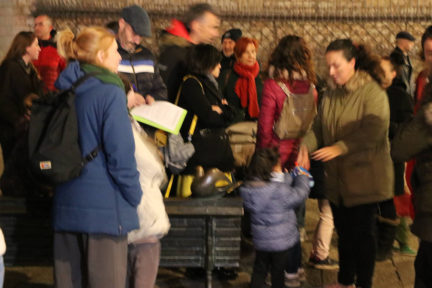 La Plataforma en defensa de la educación pública retoma tras la pandemia las concentraciones frente a Botines | Más de medio centenar de personas han exigido a la dirección provincial de educación el cumplimiento de las ratios y la atención a alumnos con necesidades educativas