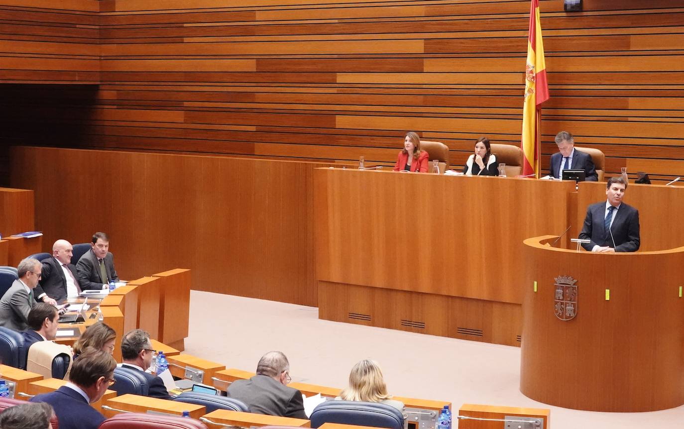 El presidente de las Cortes Carlos Pollán durante el Pleno de las Cortes de Castilla y León para el debate y votación de las enmiendas a la totalidad del proyecto de ley de Presupuestos Generales de la Comunidad para 2023 y del Proyecto de Ley de Medidas Tributarias, Financieras y Administrativas.