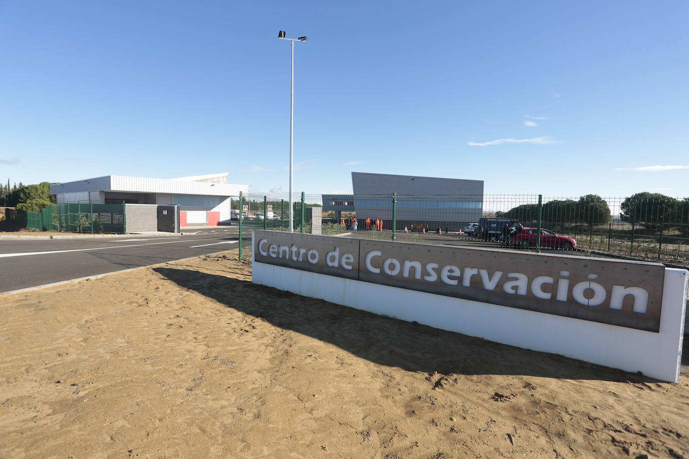 La consejera de Movilidad y Transformación Digital, María González Corral, visita las instalaciones del nuevo centro de conservación de la A-231 en Bercianos del Real Camino.