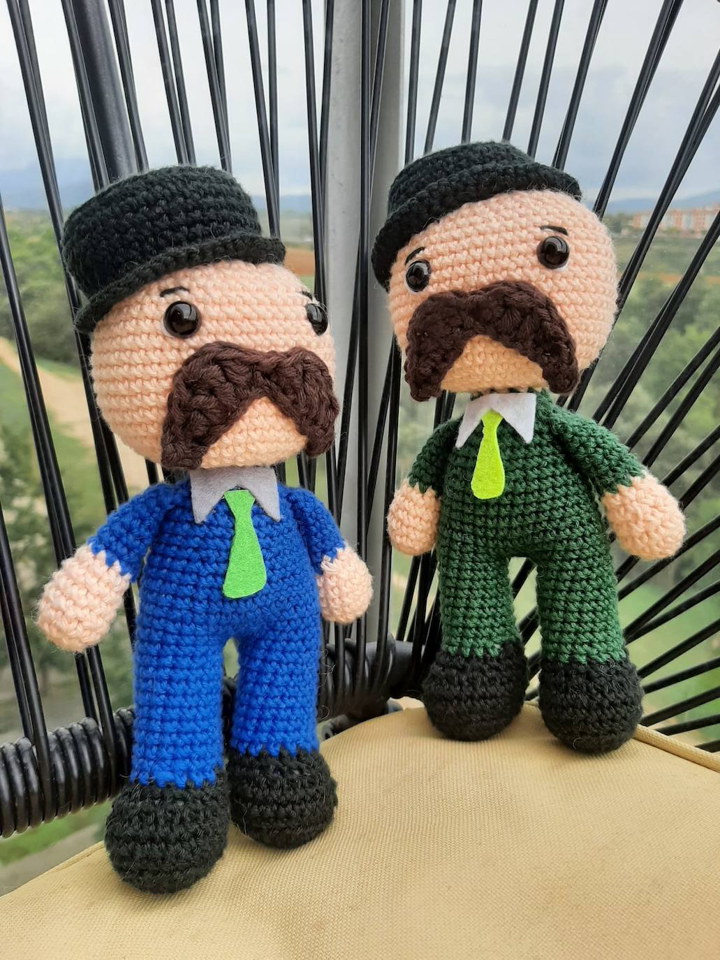 Muñecos a la venta para colaborar con Movember León. 