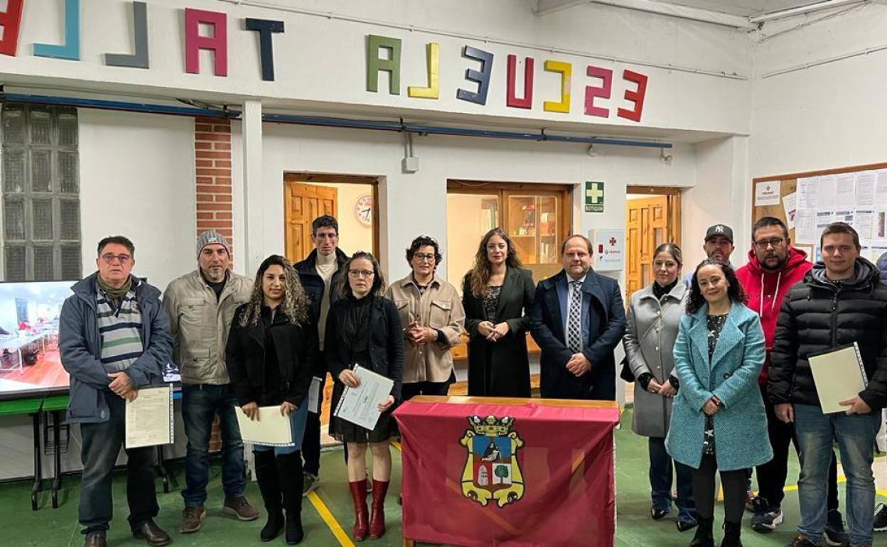 Los alumnos del Programa Mixto de Formación y Empleo de La Bañeza, junto al alcalde y la delegada territorial de la Junta en León, Ester Muñoz.