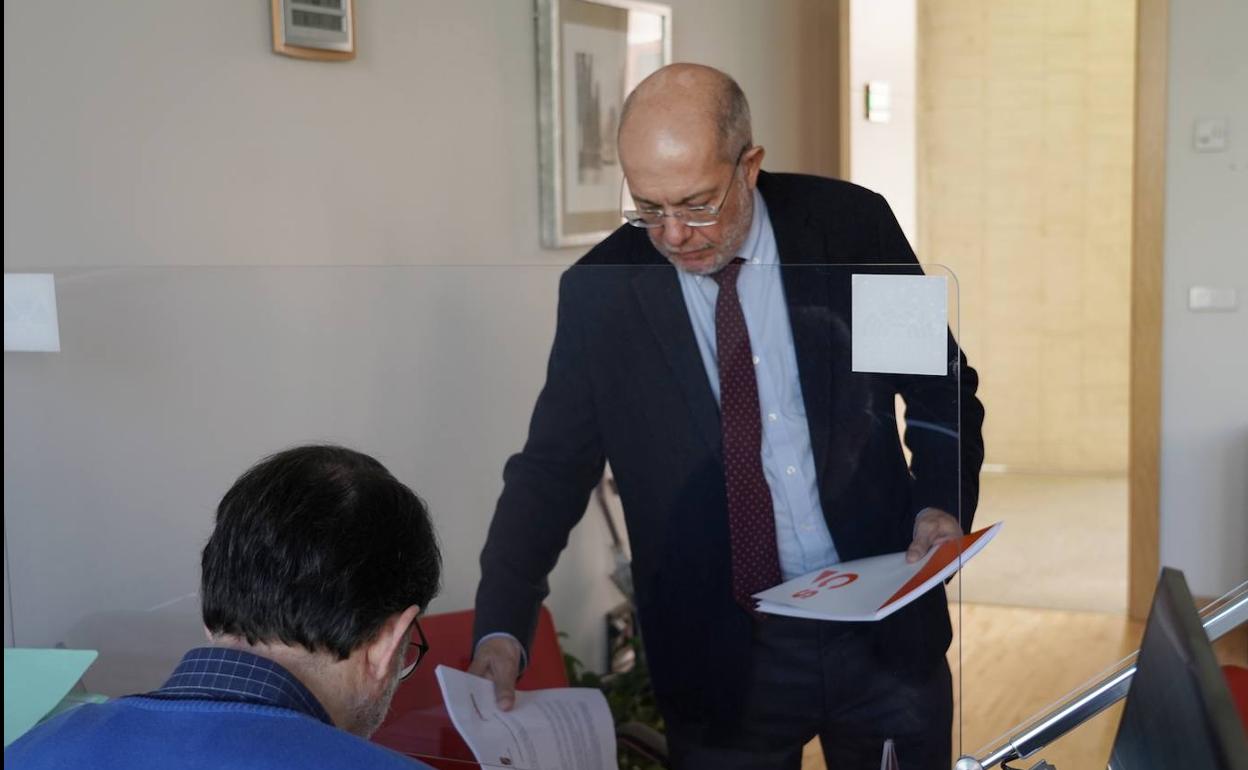 El procurador de Ciudadanos, Francisco Igea, presenta en el Registro de las Cortes las enmiendas parciales al Proyecto de Ley de Presupuestos Generales de la Comunidad de Castilla y León para 2023 y al Proyecto de Ley de Medidas Tributarias, Financieras y Administrativas. 