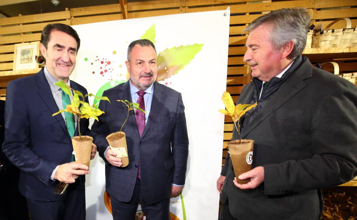 El consejero de Fomento y Medio Ambiente, Juan Carlos Suárez Quiñones (I), junto al alcalde de Carracedelo (León), Raúl Valcarce (D), el presidente de la Diputación de León, Eduardo Morán (C), durante la inauguración de la feria de Biocastañea 2022 en Carracedelo (León).