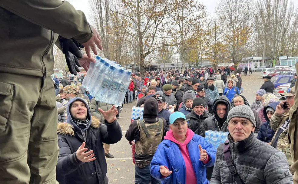 Vecinos de la ciudad de Mikolaiv aguardan durante horas para recibir agua potable.