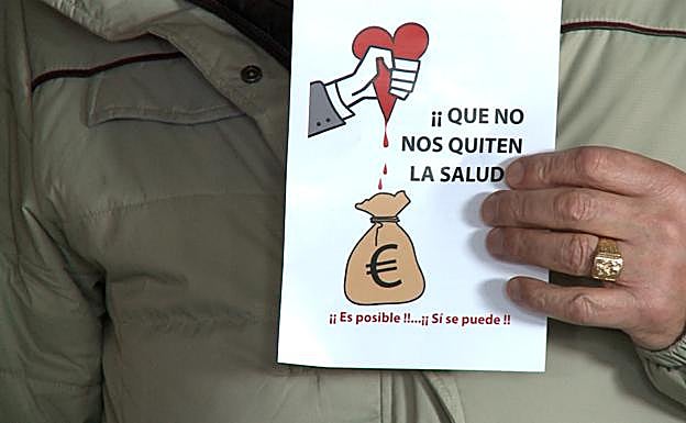 La paltaforma en defensa de la sanidad pública se concentra frente al Hospital de León.