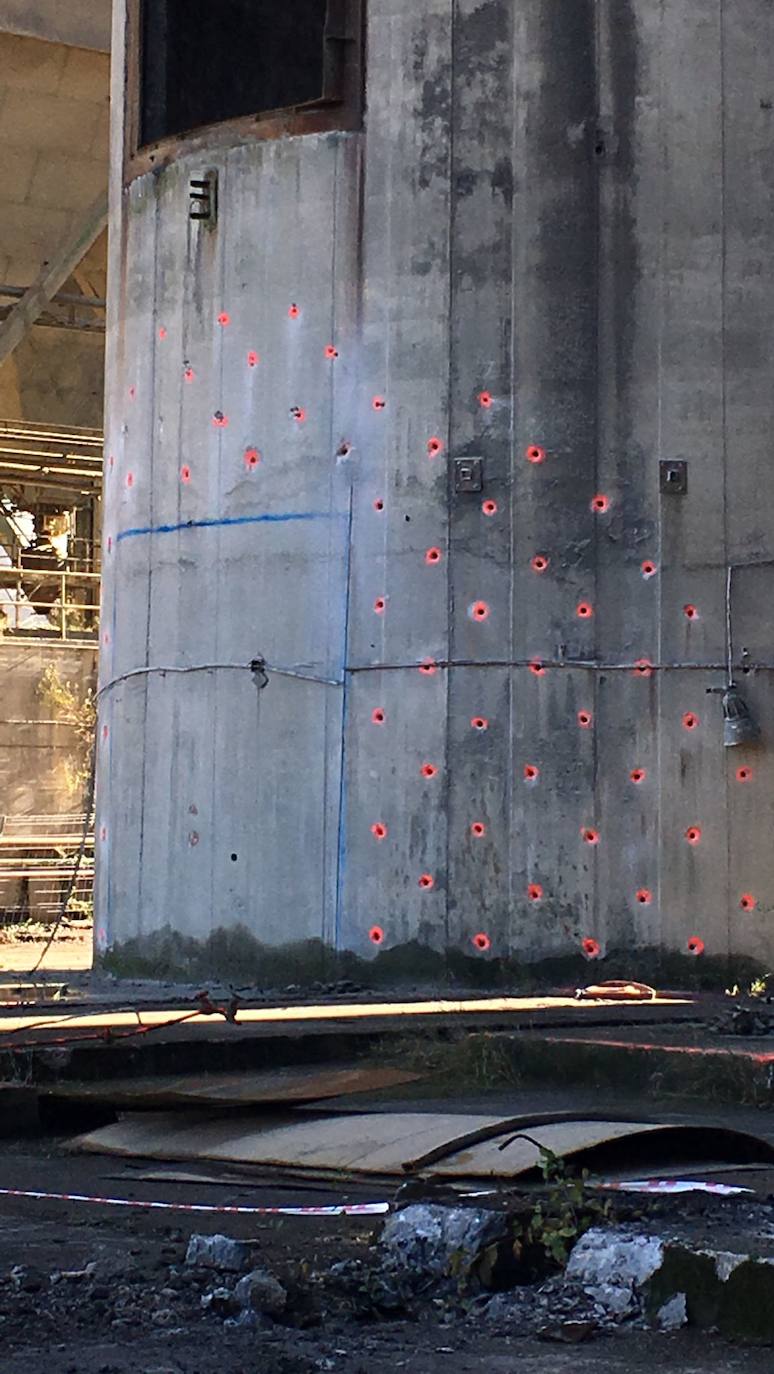 Cargas de dinamita instaladas en los pilares y el anillo de soporte de las dos torres de refrigeración de Compostilla II.