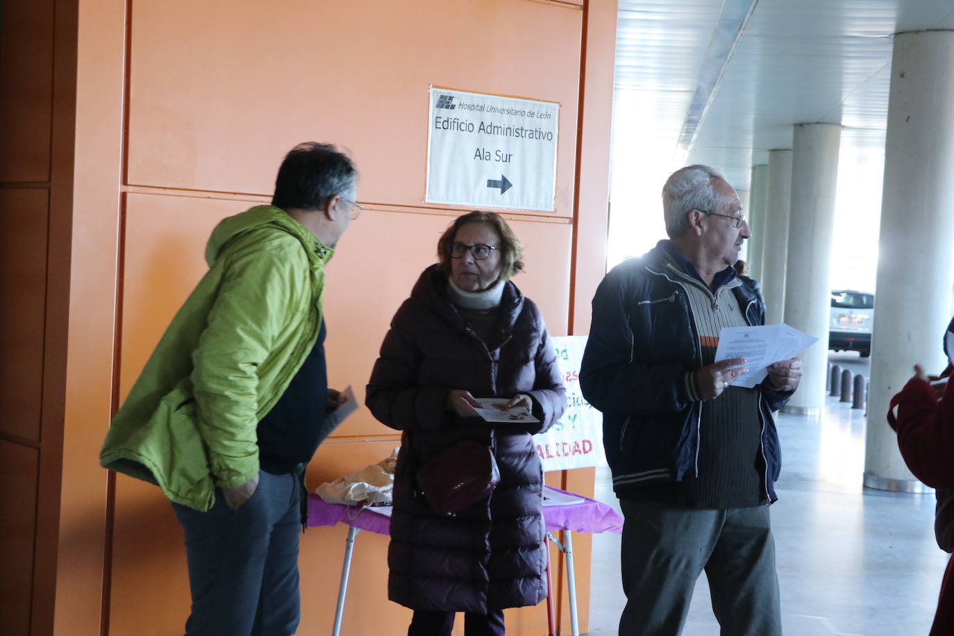 El personal del Hospital de León exige saber «a dónde va a parar el dinero que sabemos que hay» y ponen el foco en la privatización del sistema | La plataforma en defensa de la sanidad pública denuncia que las administraciones «no han aprendido la lección de la pandemia».