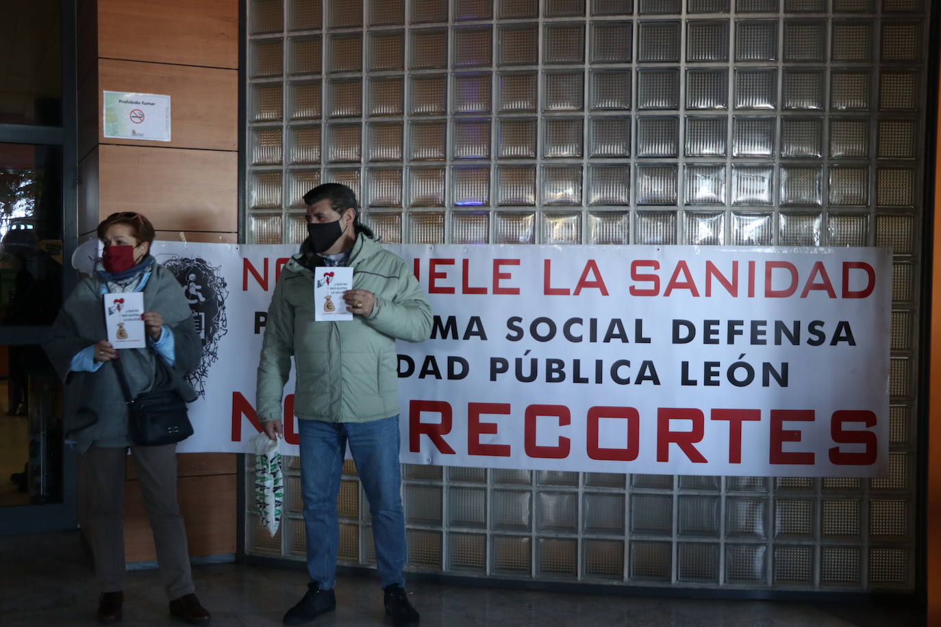 El personal del Hospital de León exige saber «a dónde va a parar el dinero que sabemos que hay» y ponen el foco en la privatización del sistema | La plataforma en defensa de la sanidad pública denuncia que las administraciones «no han aprendido la lección de la pandemia».