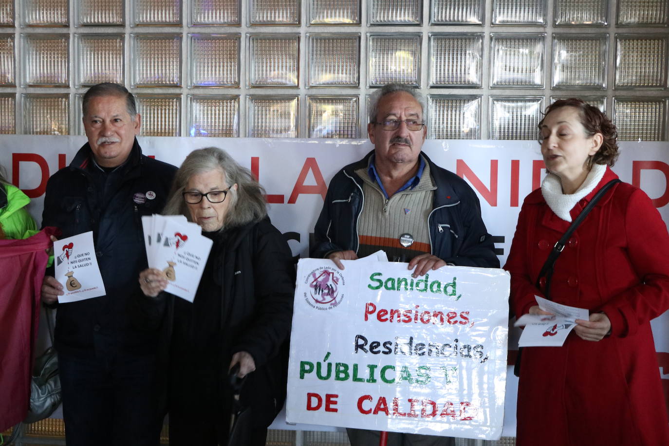 El personal del Hospital de León exige saber «a dónde va a parar el dinero que sabemos que hay» y ponen el foco en la privatización del sistema | La plataforma en defensa de la sanidad pública denuncia que las administraciones «no han aprendido la lección de la pandemia».