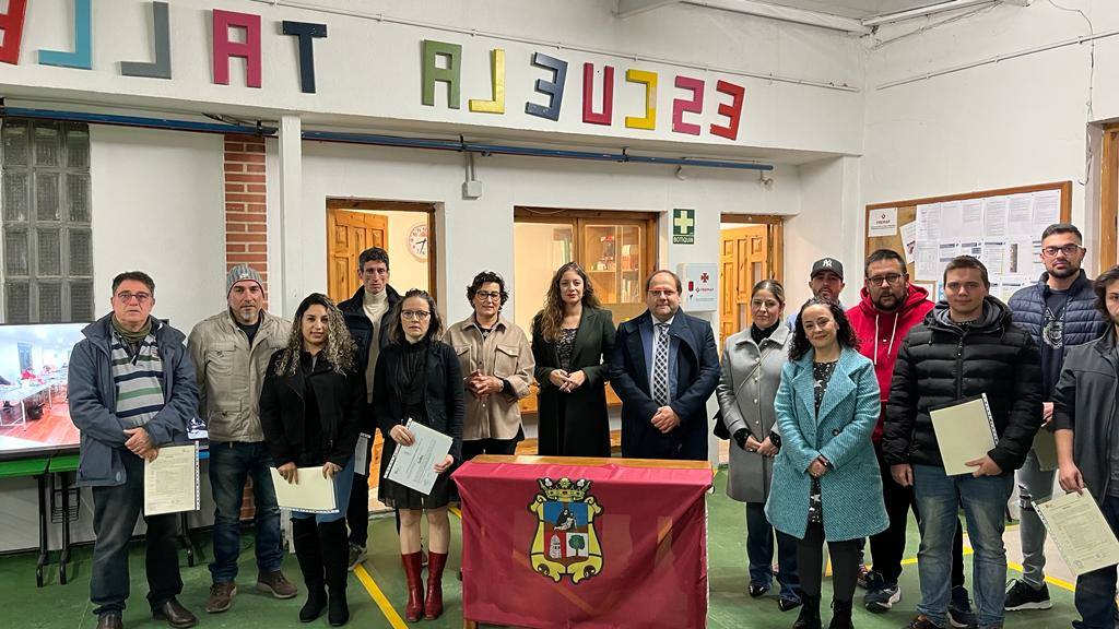 La delegada territorial y el alcalde del municipio han clausurado el curso de Formación y Empleo de La Bañeza.