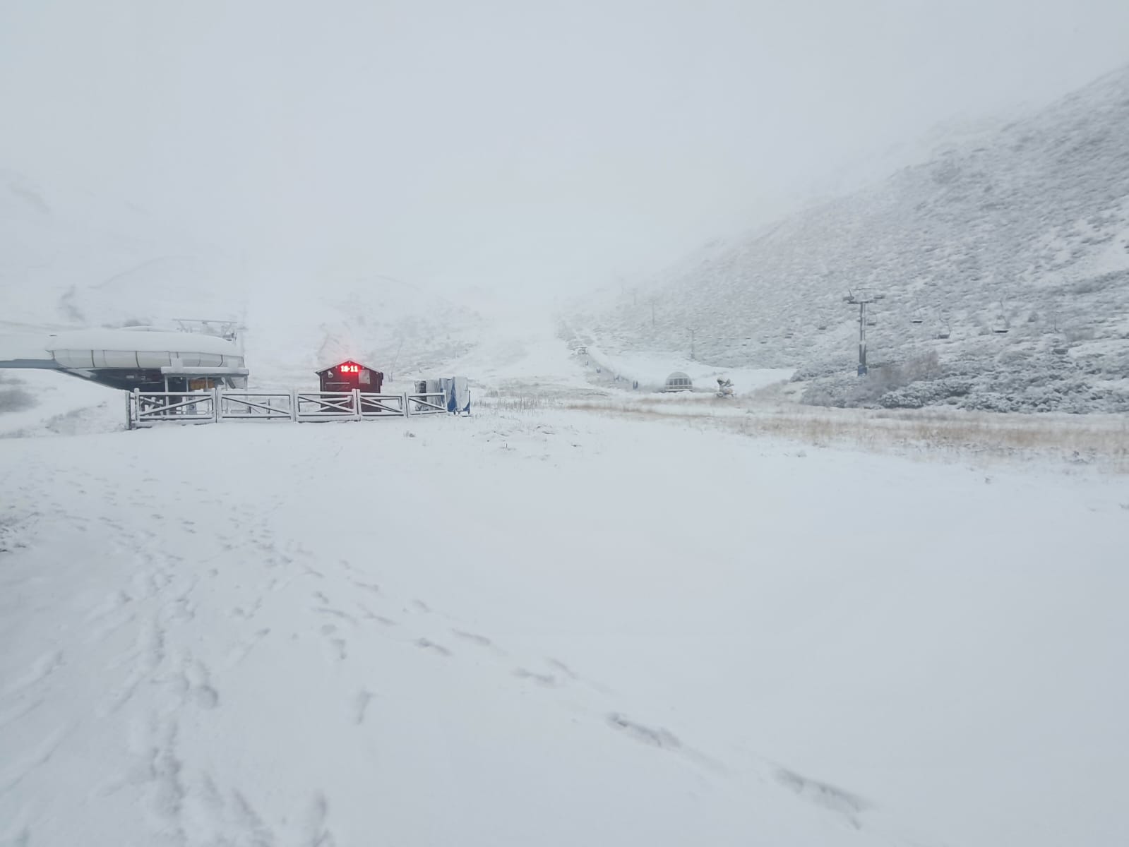 Una 'corriente en chorro' llega a la península dejando un descenso de las temperaturas, alertas por viento, lluvias y las primeras nevadas, que ya son visibles en cotas de 1.200 metros. San Isidro deja ver un aspecto netamente invernal. 